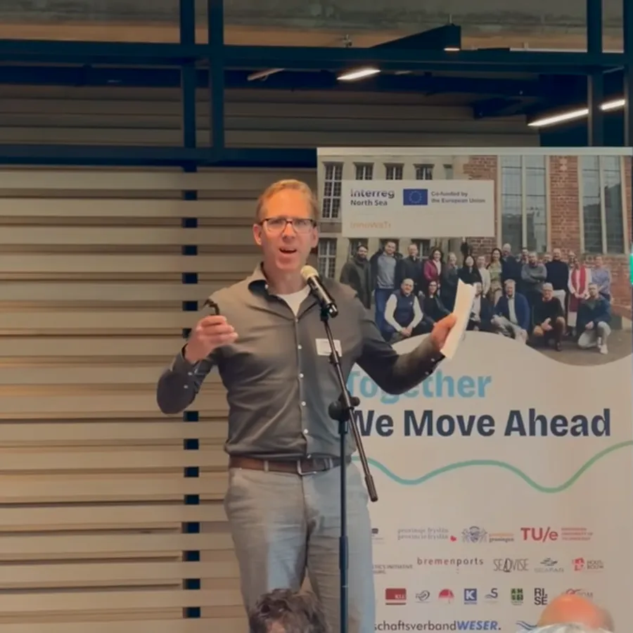 Chris Dijksterhuis presenteert op het slotcongres van InnoWaTr