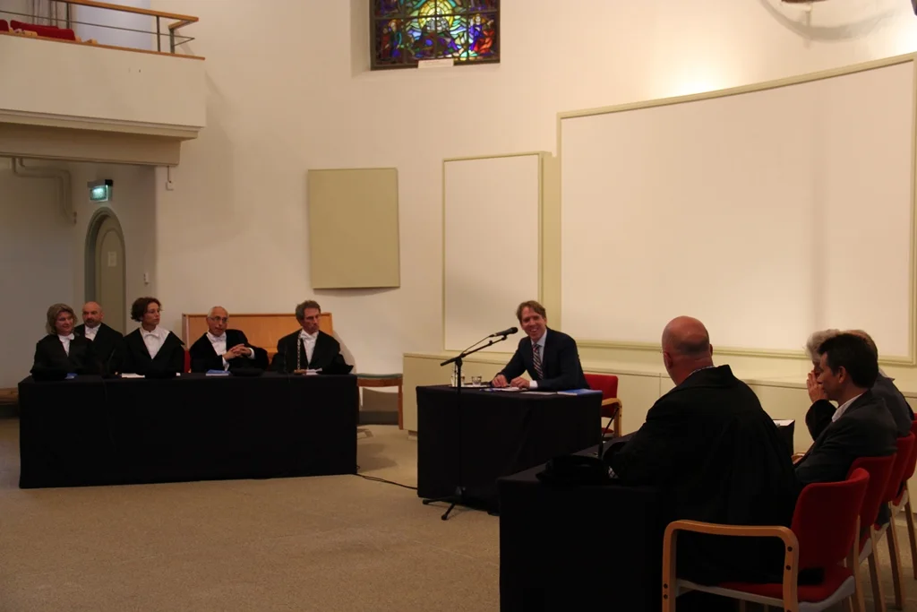 Chris Dijksterhuis verdedigt zijn proefschrift tegenover de promotiecommissie in toga